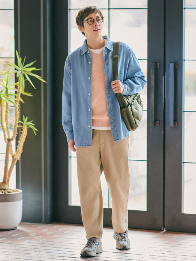 Màu xanh dương phối với màu hồng tạo nên tổng thể trang phục trẻ trung, hiện đại và đầy sức sống