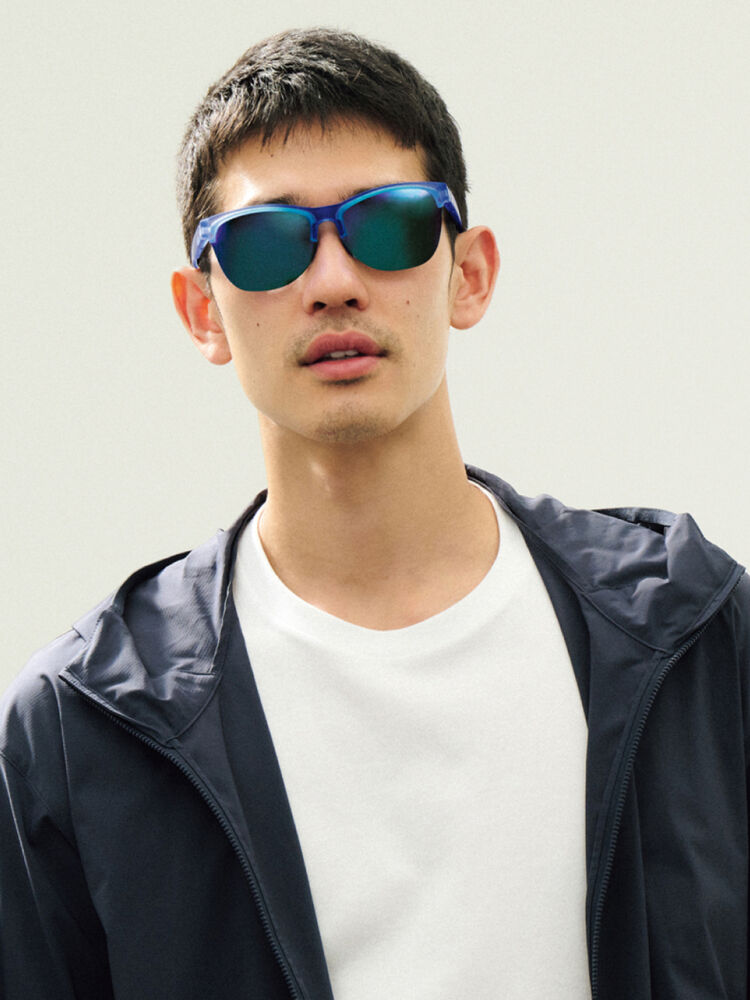 Kính mắt màu xanh dương là phụ kiện không thể thiếu vào mùa hè