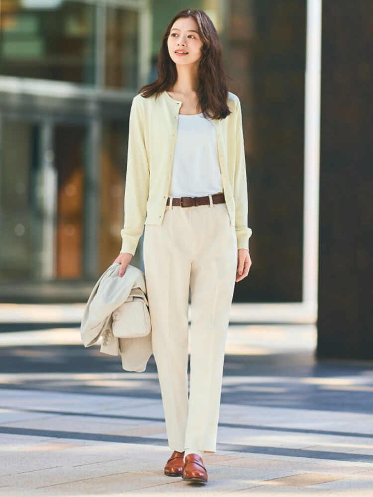 Mẫu phối đồ màu nude và màu trắng tinh tế, thanh thoát và hiện đại
