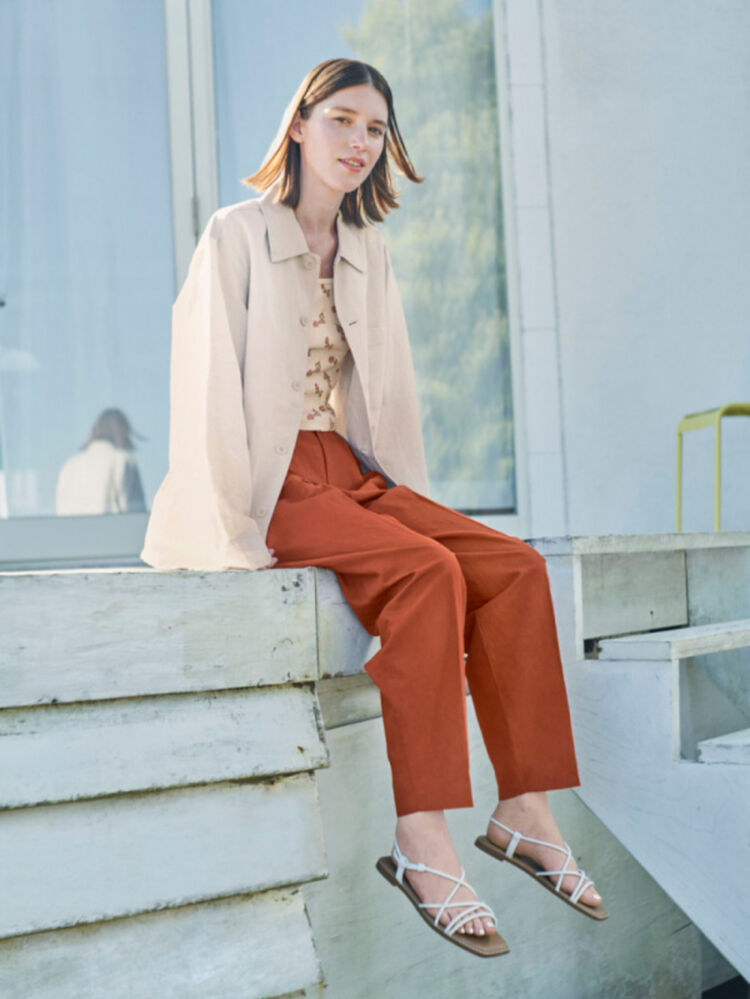 Phối màu nude với màu cam mạng lại vẻ ngoài rạng rỡ mà không hề chói mắt