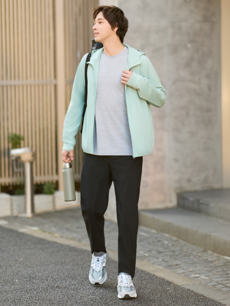 Mẫu phối đồ màu đen phối với màu xanh lá tươi mới, năng động