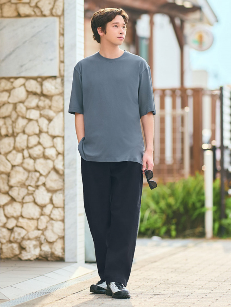 Màu đen phối màu xám tạo nên vẻ ngoài nhẹ nhàng, tinh tế, lịch lãm