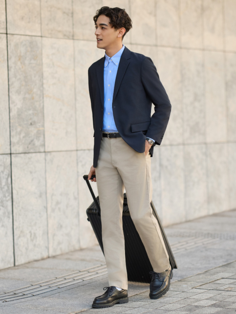 Phối đồ đẹp, hiện đại với áo sơ mi màu xanh dương, áo blazer màu đen và quần tây màu be