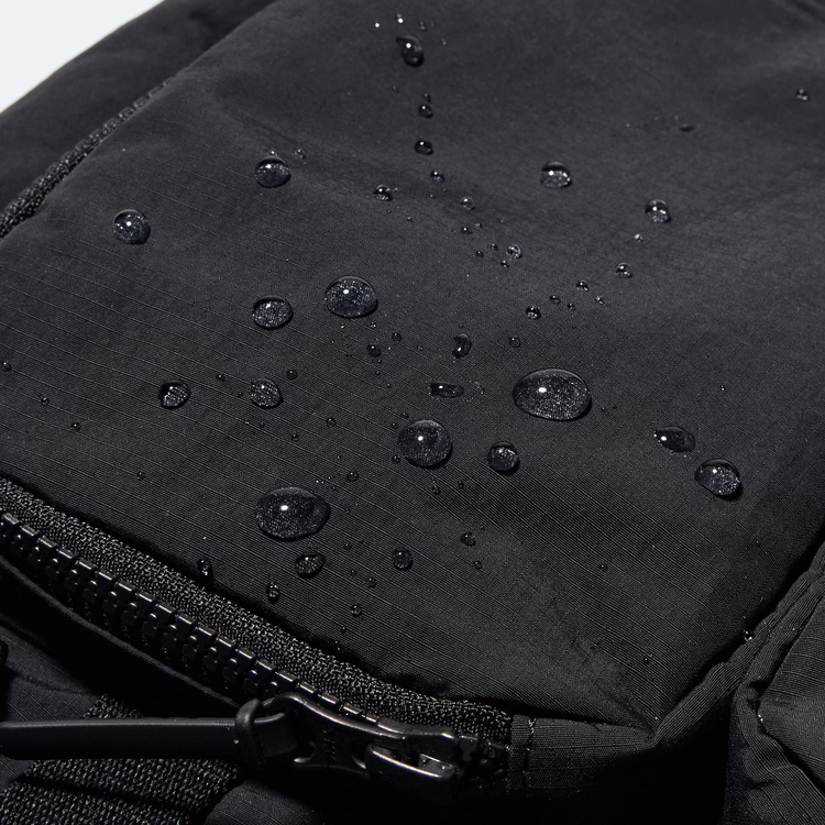 Màu đen là màu đặc biệt, hình thành khi một vật hấp thụ toàn bộ các bước sóng ánh sáng mà không phản xạ lại