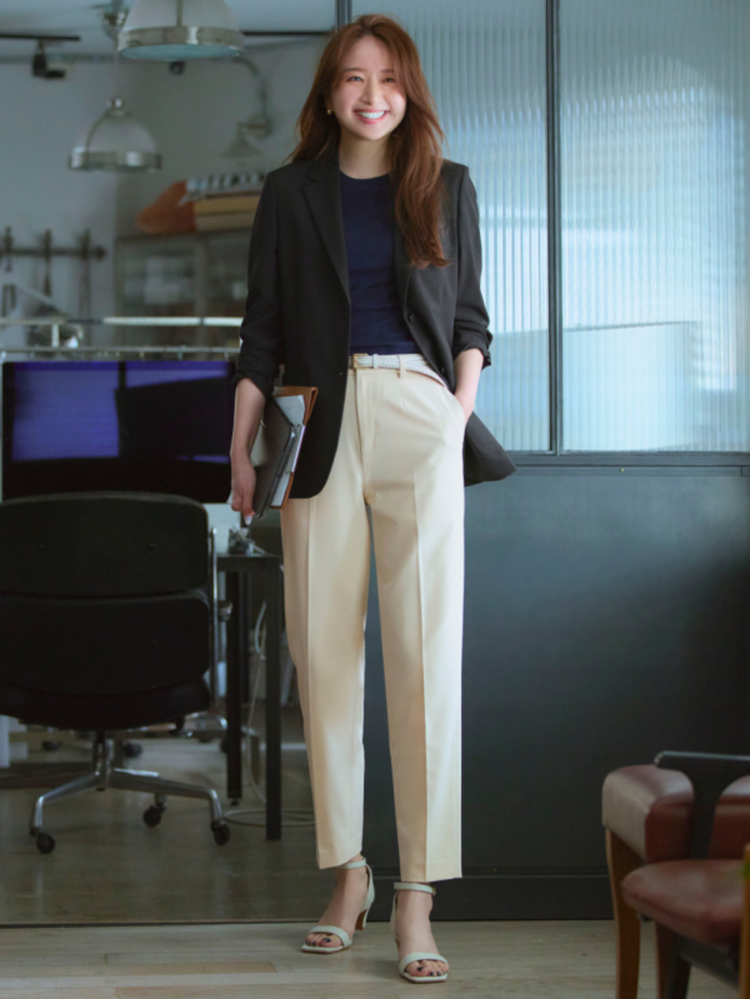 Màu be phối với màu đen giúp bạn trở nên cuốn hút và thời thượng