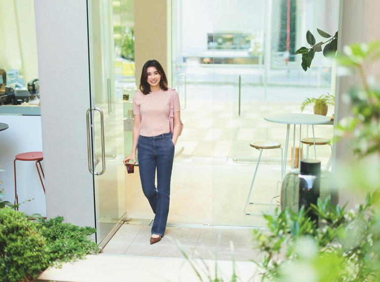 Mẫu phối đồ nữ đẹp, nhẹ nhàng với áo thun màu hồng và quần short màu xanh dương