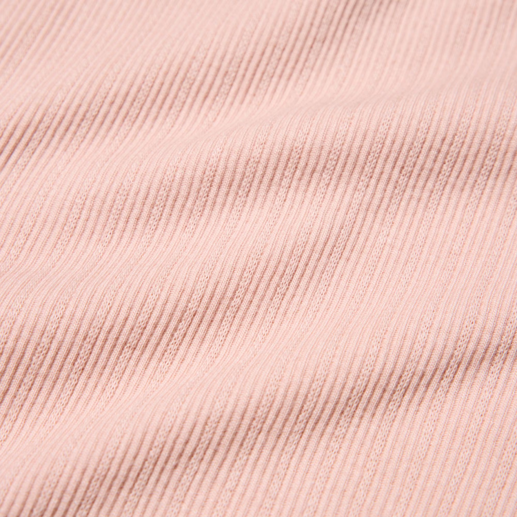 Màu hồng là màu sắc nằm giữa màu đỏ và màu trắng trên quang phổ