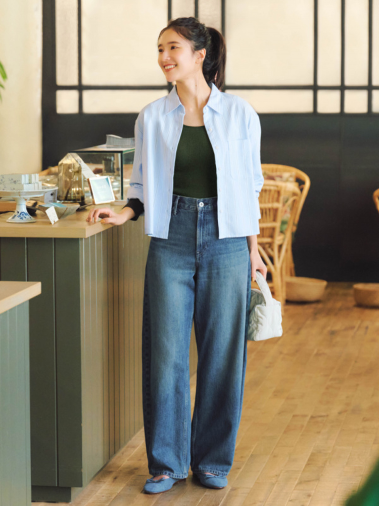 Phối quần jean ống rộng với áo sơ mi thanh lịch, hiện đại, trẻ trung