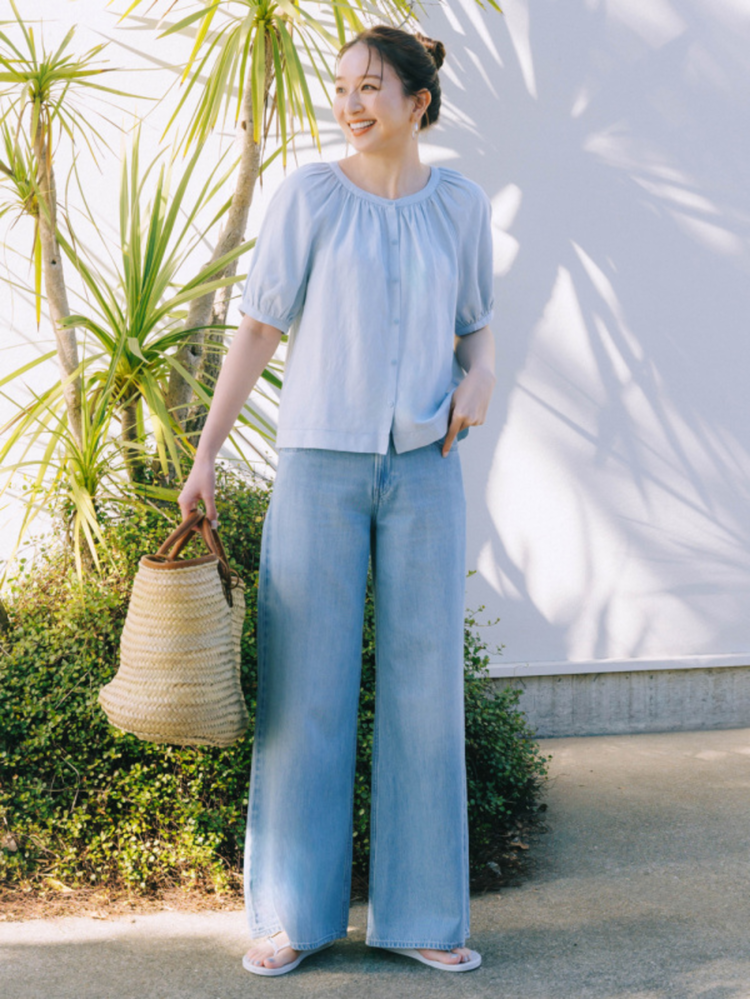 Phối quần jean ống rộng với áo tay bồng đẹp, điệu đà, nữ tính