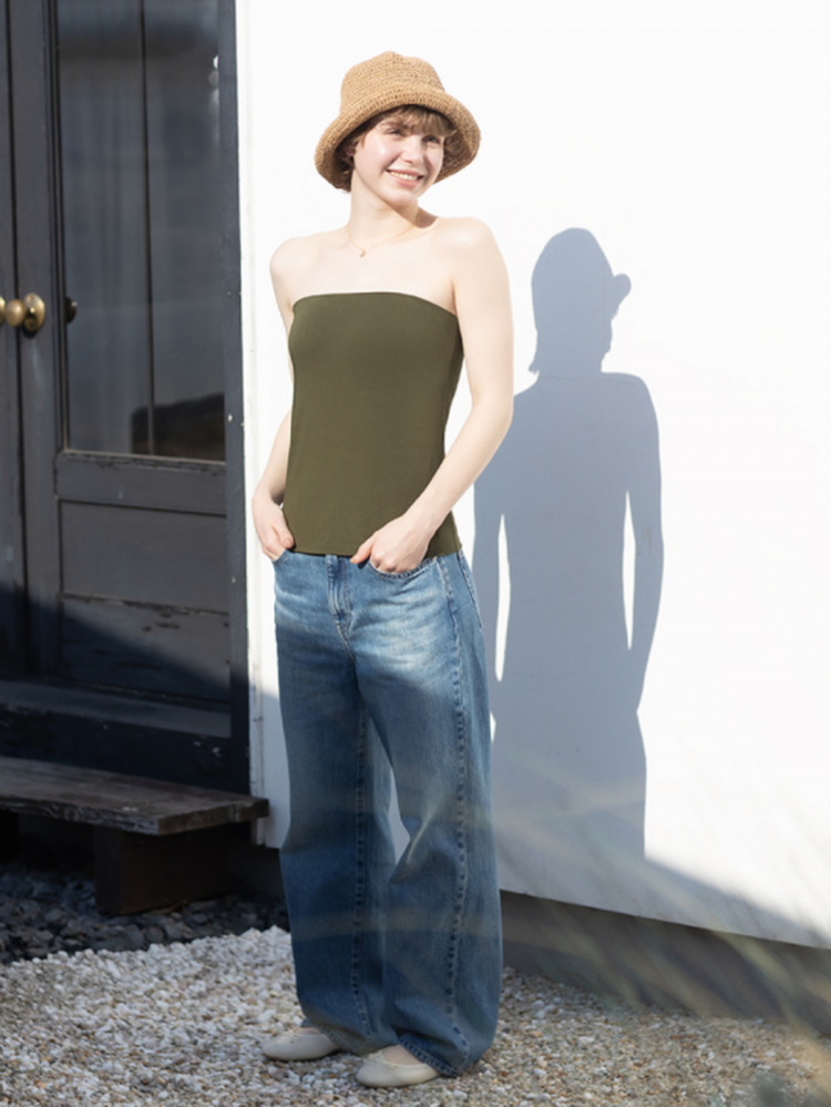 Phối đồ với quần jean ống rộng và áo ống trẻ trung, hiện đại và không kém phần cuốn hút