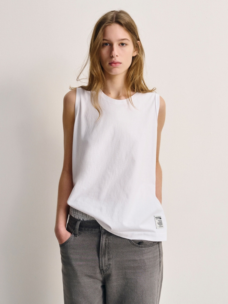 Phối quần jean ống rộng với áo tanktop phong cách phóng khoáng, cá tính, năng động