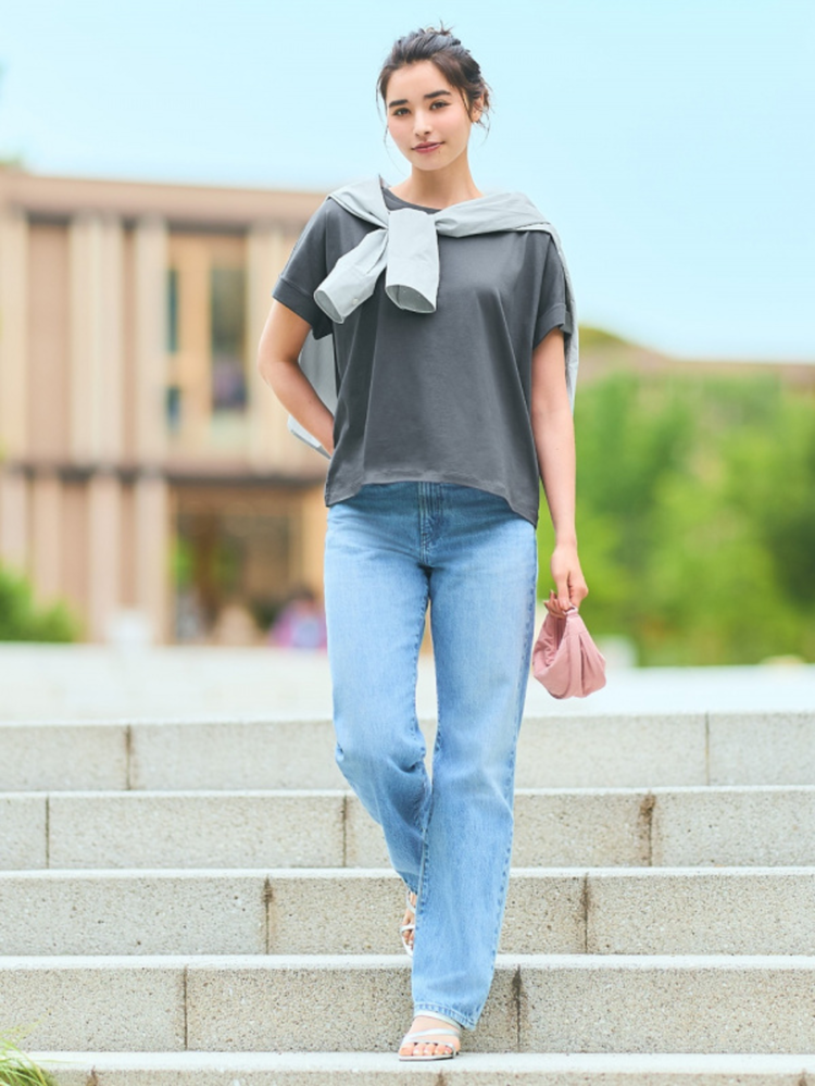 Màu xám phối với màu xanh denim tạo vẻ ngoài năng động, trẻ trung