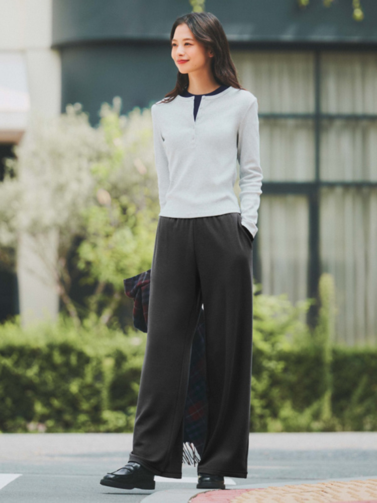 Mẫu phối đồ layer áo len và áo phông phong cách casual đơn giản, sành điệu