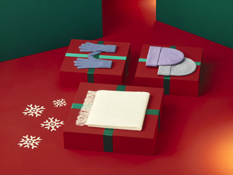 Cây thông, hang đá, ngôi sao, những tấm thiệp và quà Noel là những biểu tượng không thể thiếu trong ngày lễ này