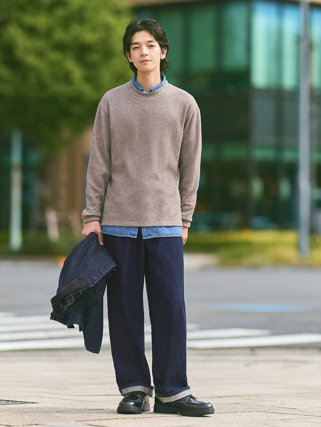 Áo sweater là loại áo len với thiết kế áo mặc chui đầu, không có mũ, tay áo dài