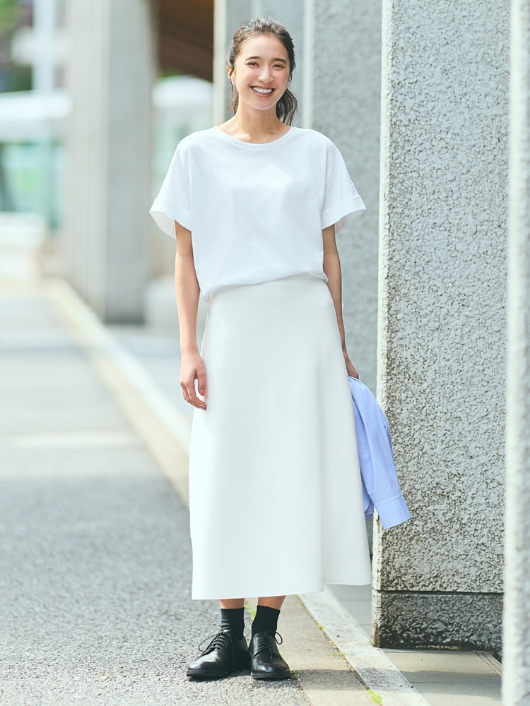 Phối áo oversize với chân váy mang lại sự thanh lịch, phù hợp với mọi dáng người