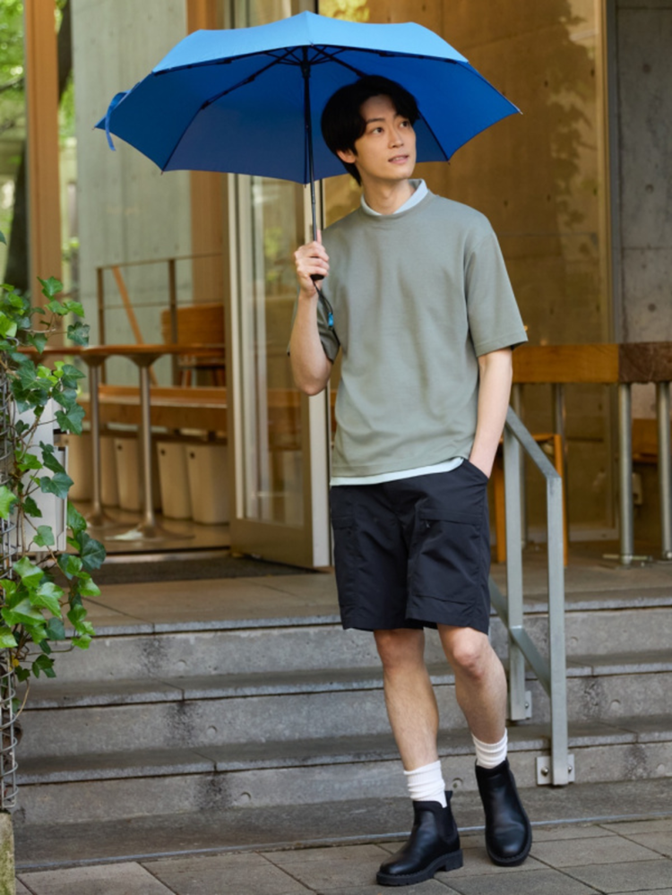 Mẫu phối đồ với quần short nam và áo phông oversize tạo nên vẻ ngoài trẻ trung, năng động