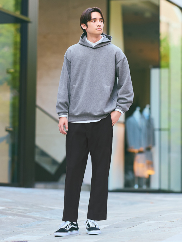 Kết hợp áo hoodie oversize với quần ống rộng tạo nên một set đồ cá tính, cực kỳ sành điệu