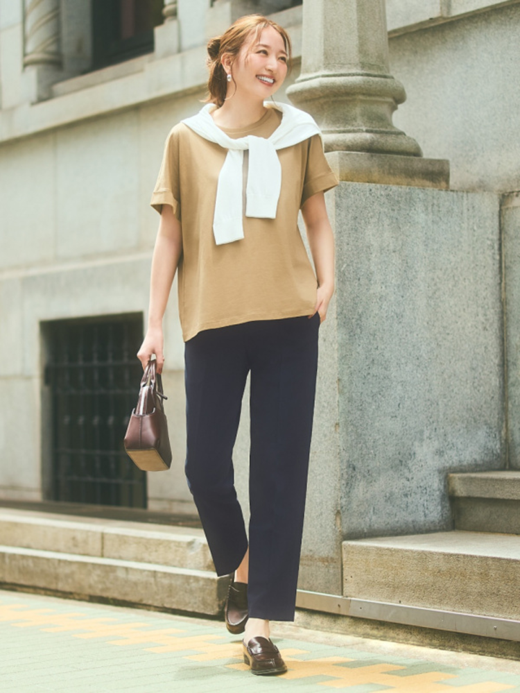 Phối áo oversize cùng quần tây giúp người mặc trở nên thanh lịch và trẻ trung hơn