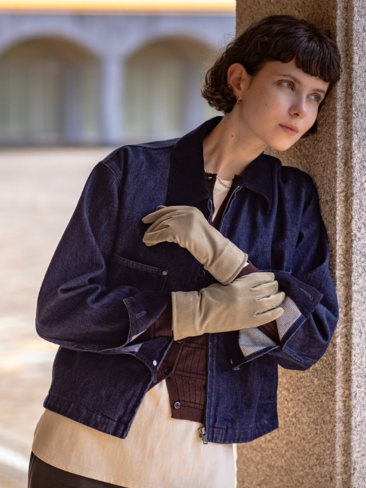 Phối đồ Retro với áo khoác denim cổ điển, thanh lịch 
