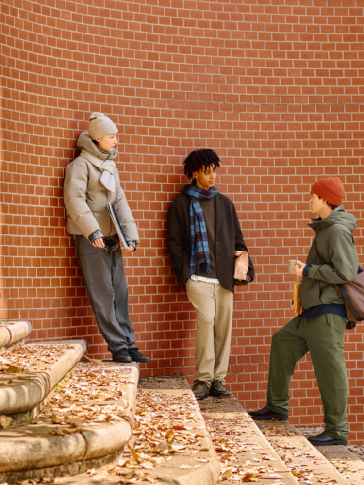 Phong cách unisex xuất hiện từ những năm 1960, khi nhiều nhà thiết kế tạo ra trang phục phù hợp cho cả hai giới