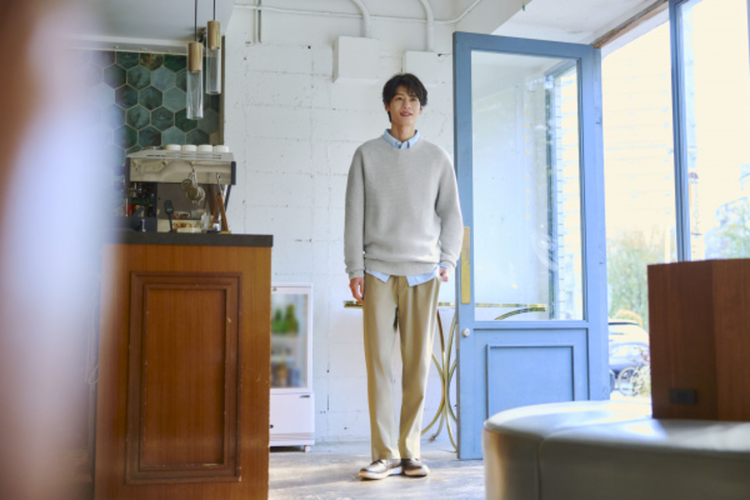 Phối đồ thời trang theo phong cách Old Money với áo sweater và áo sơ mi