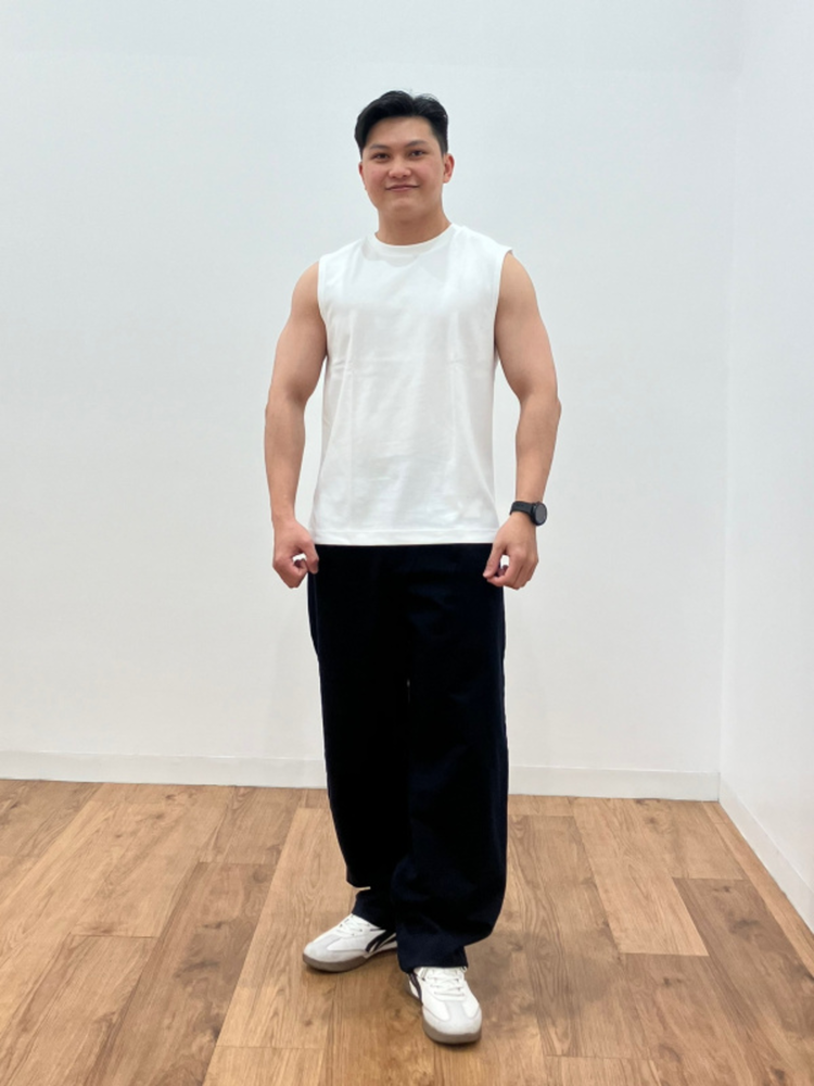 Áo tank top kết hợp với quần jogger là lựa chọn lý tưởng cho phong cách thể thao và năng động