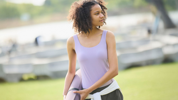 Racerback tank top nổi bật với thiết kế giúp tăng độ linh hoạt cho vai và cánh tay khi vận động