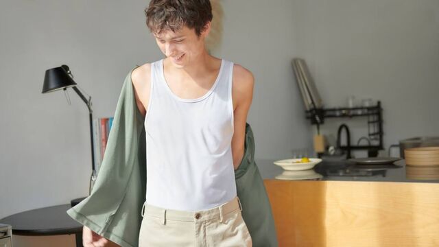 Áo Tank top là gì? Những cách phối đồ cực chuẩn cho mọi phong cách