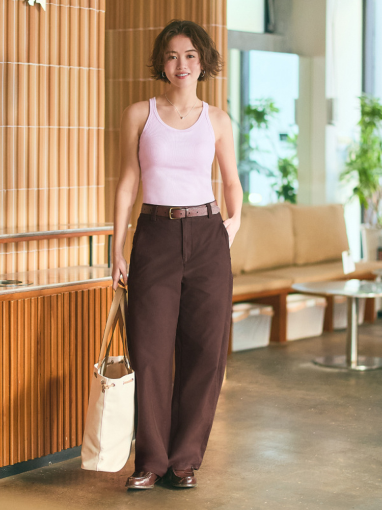 Áo thun ôm body kết hợp cùng quần jeans màu nâu đất giúp tôn dáng cho người mặc