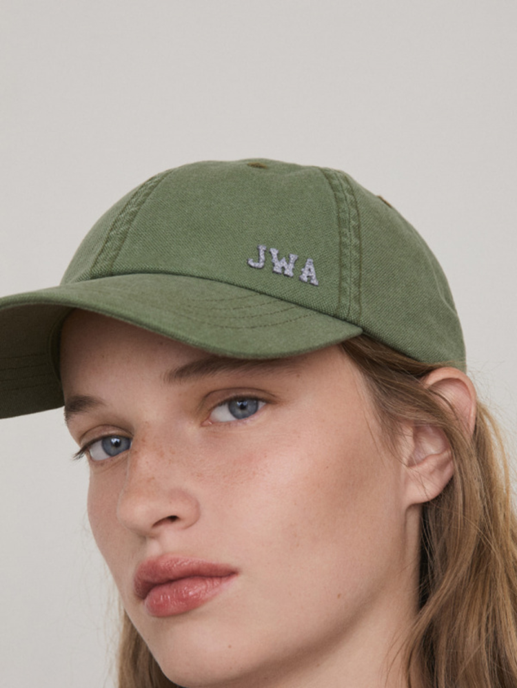 Phụ kiện thời trang cũng là gợi ý tinh tế và dễ ghi điểm khi làm quà 8/3 tặng người yêu hoặc vợ