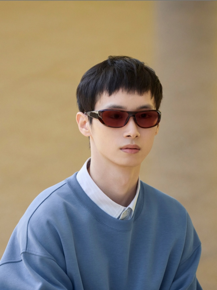 Kính mát là phụ kiện thời trang cá tính, phù hợp để tặng quà sinh nhật cho nam