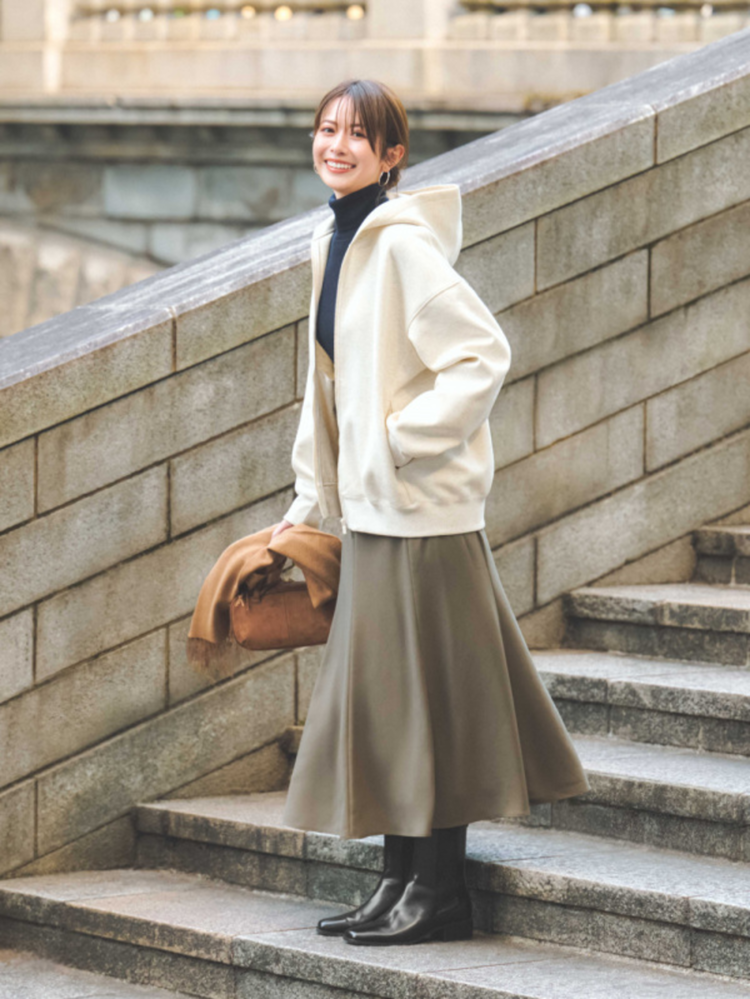 Mẫu phối chân váy dài mặc với áo hoodie có kéo khóa đẹp, năng động, thời trang