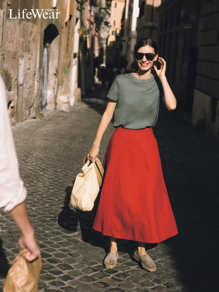 Chân váy dài mặc với áo thun đơn giản, trẻ trung, thoải mái