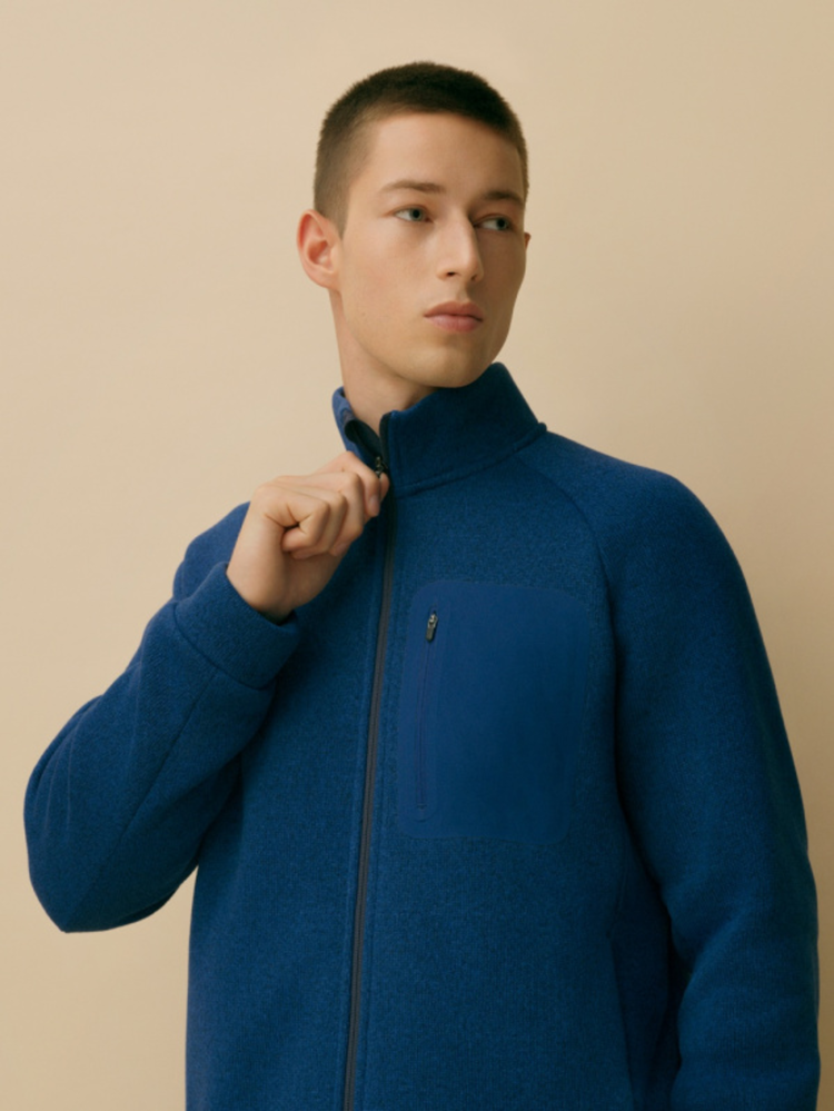 Màu xanh cô-ban giúp tôn lên làn da bánh mật mà không bị chìm