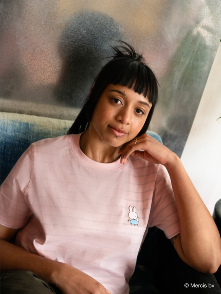 Trang phục có màu hồng pastel tạo nên vẻ nữ tính, ngọt ngào