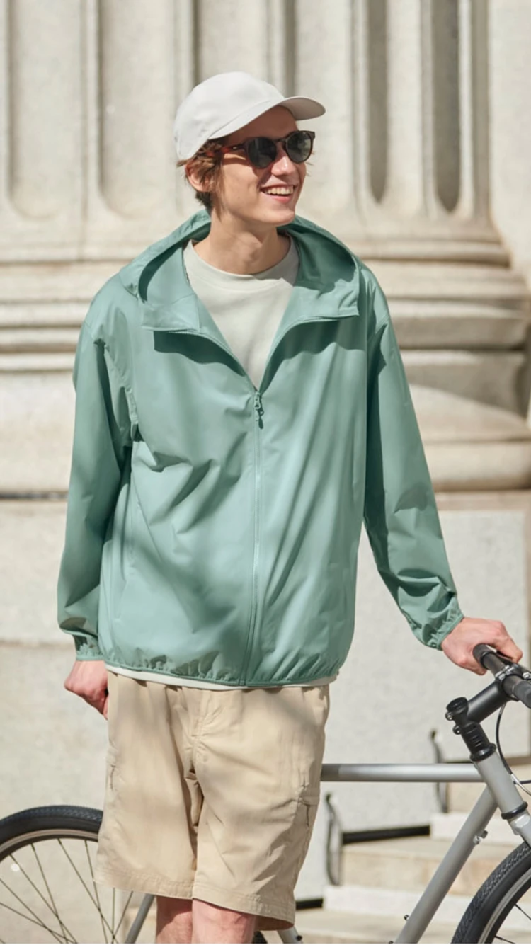 Áo chống nắng màu xanh ngọc mang lại cảm giác tươi mát và hỗ trợ bảo vệ da trước tia UV