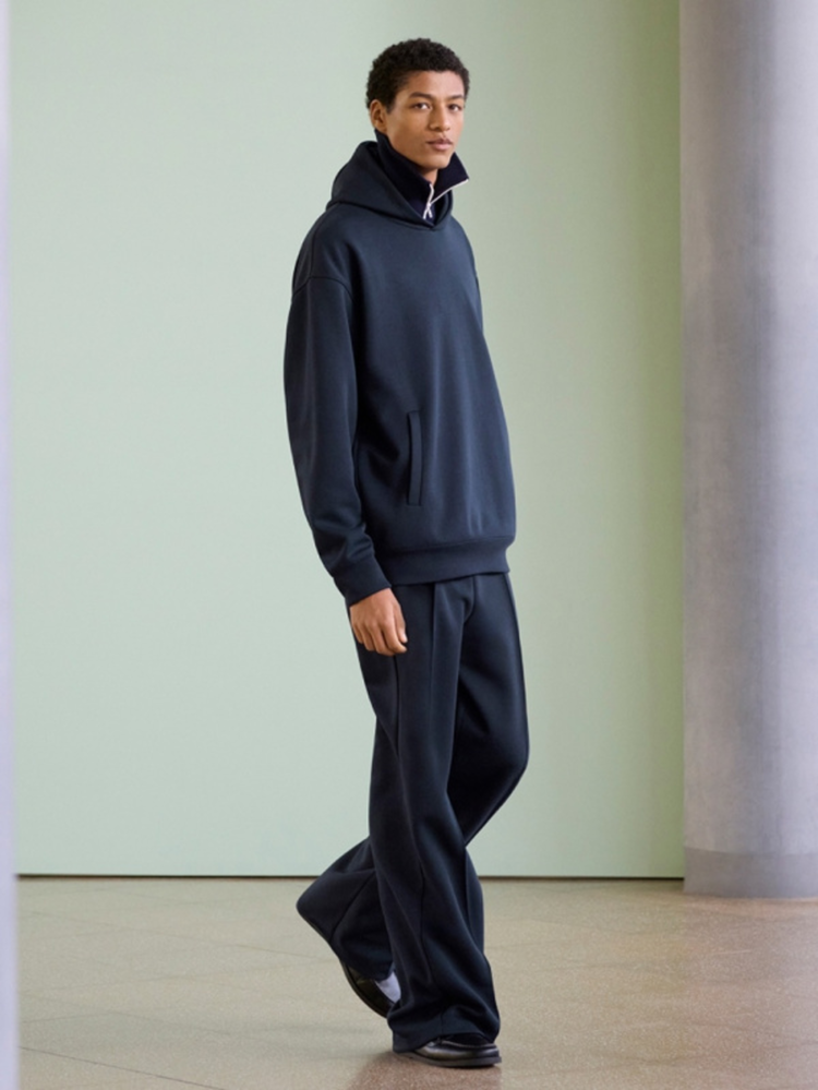 Màu xanh than phù hợp với mọi sắc tố da