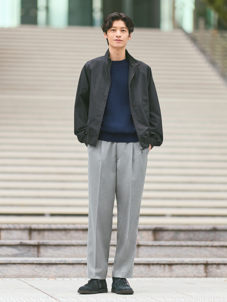 Màu xanh than phối với màu xám ghi tạo nên một outfit vô cùng cuốn hút