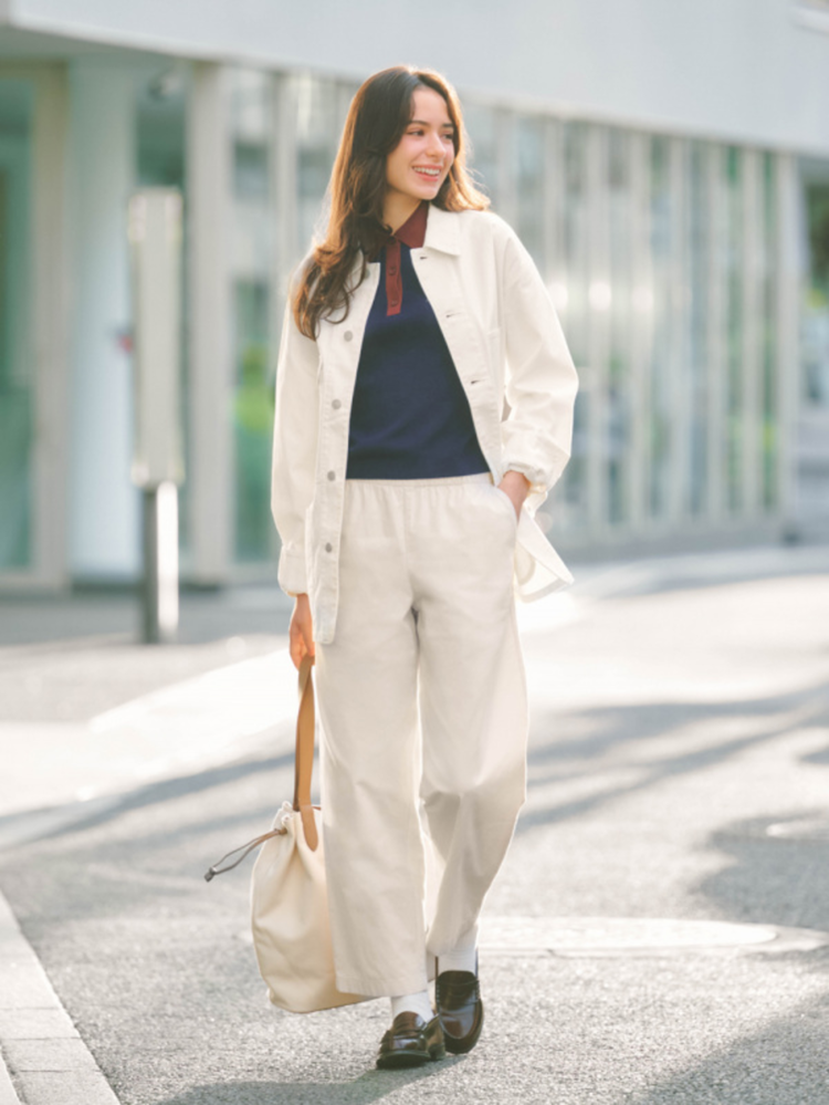 Màu xanh than phối với màu kem giúp tổng thể bộ đồ trở nên mềm mại và nữ tính