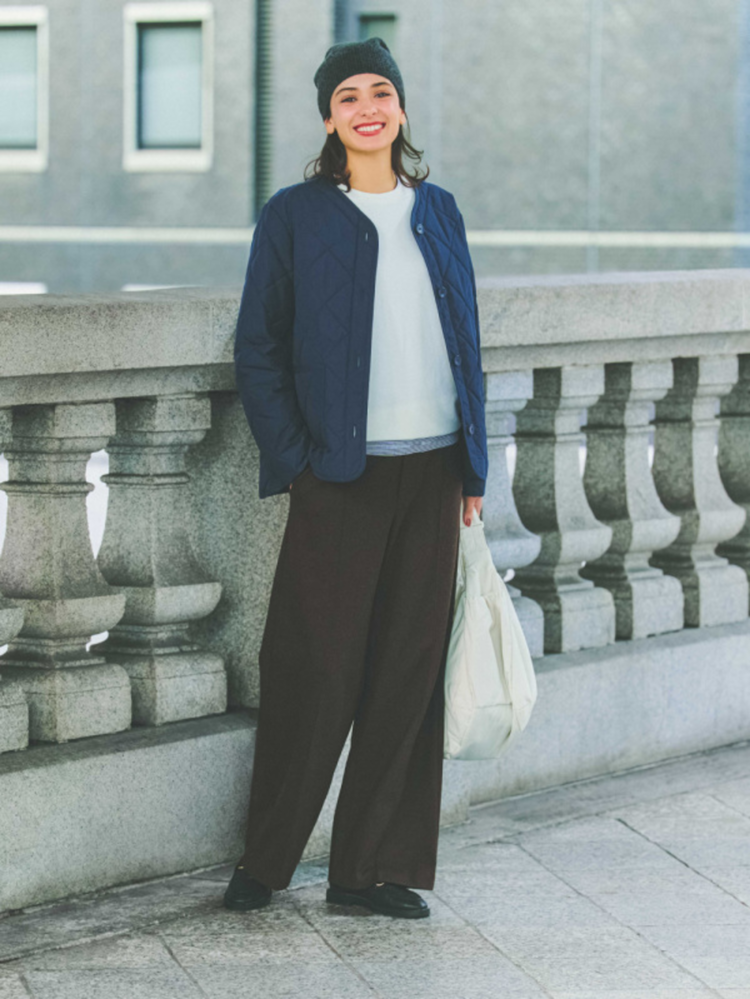 Màu xanh than phối với màu đen tạo nên vẻ ngoài bí ẩn và quyền lực