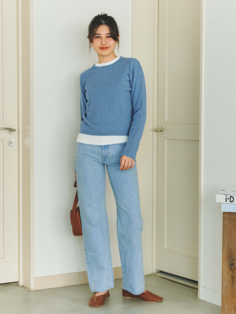 Quần jeans mang đến vẻ ngoài trẻ trung, giúp outfit soft girl thêm năng động