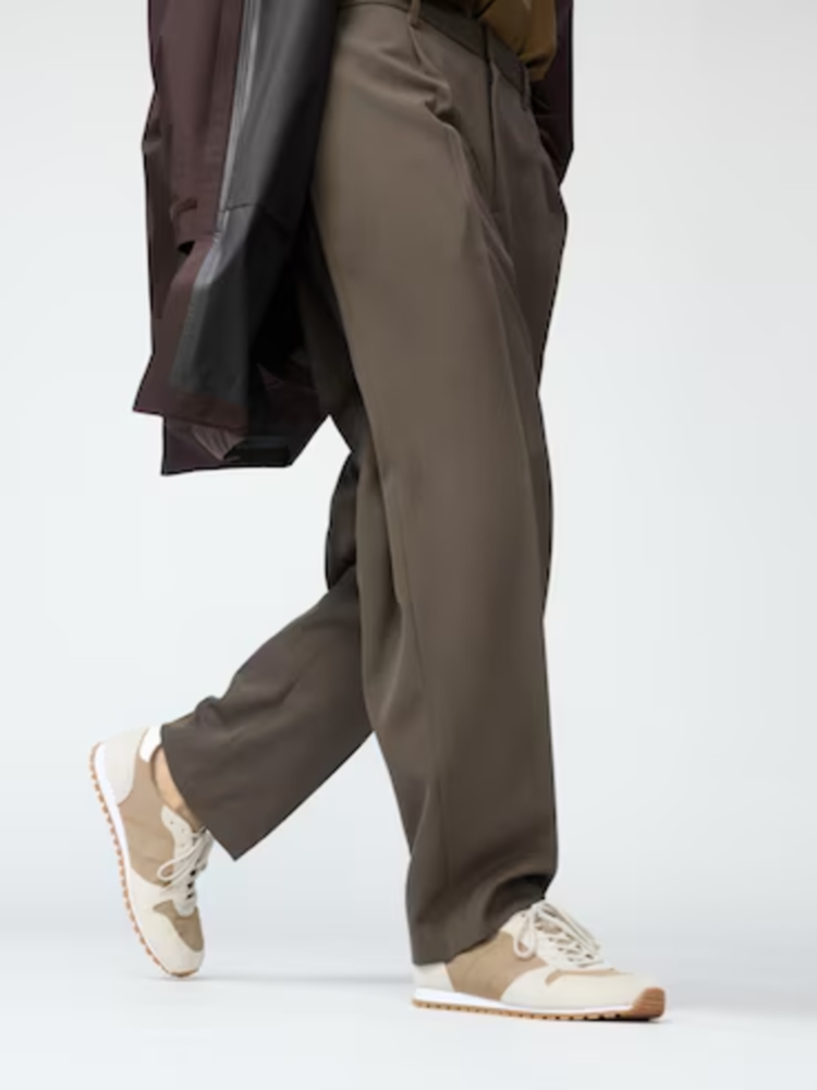 Giày sneaker là một trong những item nên có khi theo đuổi sporty style