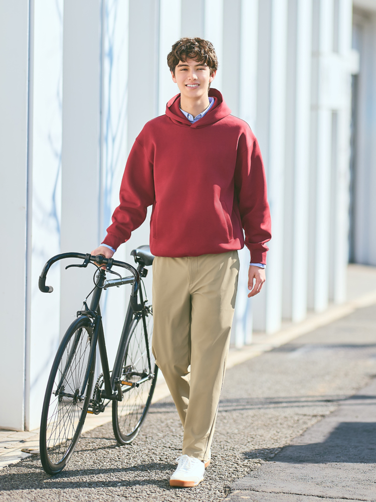 Áo hoodie cũng là một item quan trọng trong sporty style