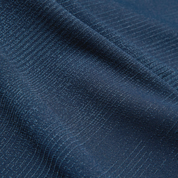 Vải polyester với ưu điểm độ bền cao, chống nước tốt và giặt ủi dễ dàng