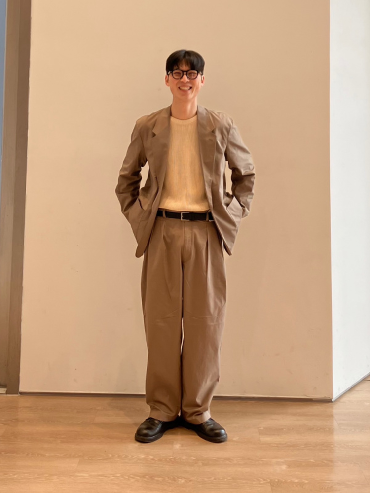 Phối đồ áo blazer nam với quần kaki là lựa chọn phù hợp với mọi phong cách từ công sở đến dạo phố