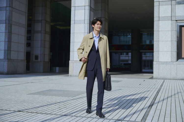 Khi phối đồ áo blazer nam nên chọn đúng size và ưu tiên màu cơ bản để tạo sự hài hòa cho trang phục