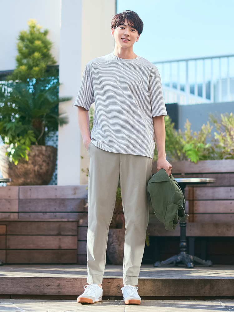 Phối áo blazer nam với áo thun họa tiết kẻ sọc tạo điểm nhấn tinh tế, thanh thoát