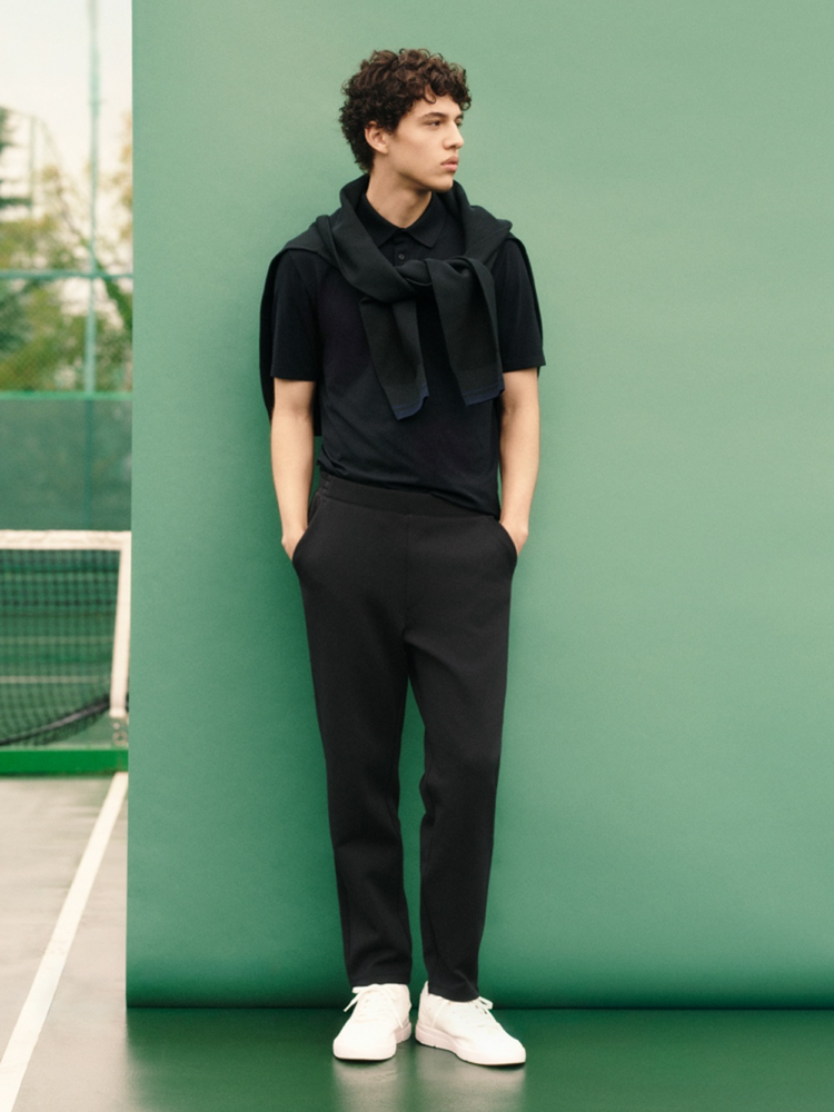 Áo polo nam kết hợp cùng quần tây tạo nên phong cách gọn gàng, lịch sự nhưng vẫn trẻ trung