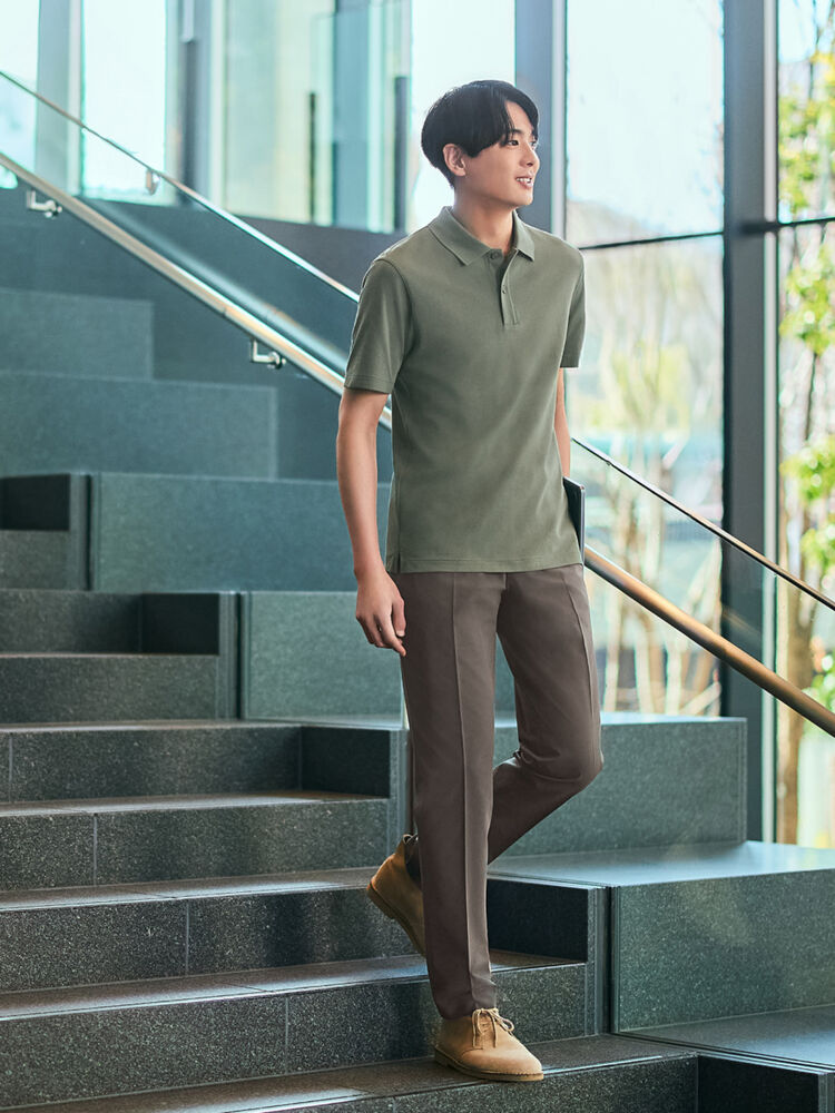 Áo polo nam phối cùng quần chinos tạo nên tổng thể trang phục chỉn chu nhưng vẫn thoải mái